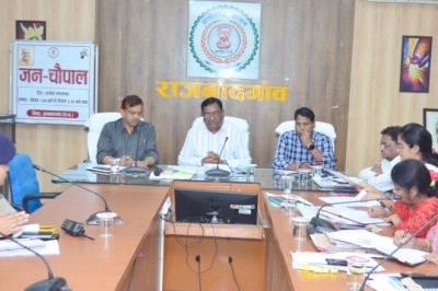 जन चौपाल में आवेदन देकर लंबित देयकों के भुगतान करने की मांग