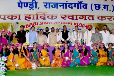 प्रभारी मंत्री श्री अमरजीत भगत एकलव्य आदर्श आवासीय विद्यालय पेण्ड्री के स्वतंत्रता दिवस कार्यक्रम में शामिल हुए