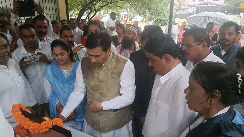 रिमझिम फुव्वारों के बीच स्वतंत्रता दिवस पर महापौर धीरज बाकलीवाल ने निगम परिसर में किया ध्वजारोहण,अमर शहीदों को किया याद