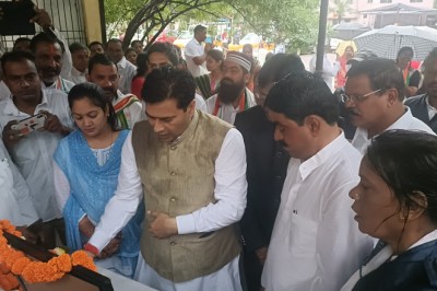 रिमझिम फुव्वारों के बीच स्वतंत्रता दिवस पर महापौर धीरज बाकलीवाल ने निगम परिसर में किया ध्वजारोहण,अमर शहीदों को किया याद