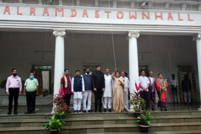 स्वतंत्रता दिवस पर निगम में महापौर द्वारा ध्वजारोहण, गौरव स्थल में की  गयी पुष्पांजलि