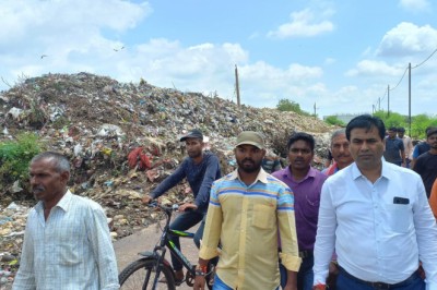 महापौर ने पोटिया कला के पार्षद व नागरिको के साथ पहुँचे ट्रेंचिंग ग्राउंड, ट्रेचिंग ग्राउंड का लिया जायजा