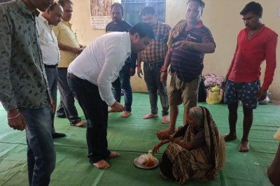 महापौर ने सामुदायिक भवन में शिफ्ट बाढ़ प्रभावित 13 परिवार के 60 लोगो को भोजन पैकेट वितरित किया: