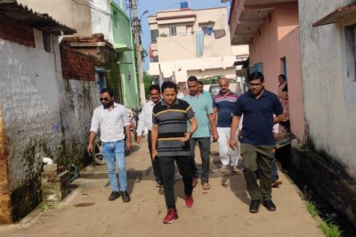 आर्य नगर कोहका में निरीक्षण के दौरान आयुक्त लोकेश चंद्राकर ने पानी निकासी हेतु नाली निर्माण के दिए निर्देश, हेल्थ एंड वैलनेस सेंटर का भी किया निरीक्षण