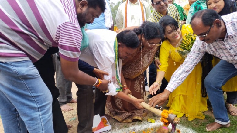 वार्ड नं. 13 के नुरानी मंजिल सामुदायिक भवन में बाउण्ड्रीवाल निर्माण कार्य का महापौर ने किया भूमिपूजन