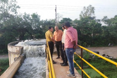 फिल्टरेशन प्रक्रिया देखने पहुंचे निगम आयुक्त लोकेश चंद्राकर फिल्टर प्लांट, पानी शुद्धता की प्रक्रिया देखी