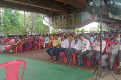 राजनादगाँव : पंचायत सचिव अनिश्चितकालीन हड़ताल पर ; धरना देकर जताया विराेध प्रदर्शन