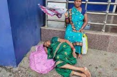 न्याय की उम्मीद में बैठी थी महिला, कलेक्टर के इंतजार में हो गई बेहोश, दफ्तर से अधिकारी भी नदारद
