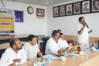 गोधन न्याय योजना के तहत गौठान को आजीविका का केंद्र बनाने, आजीविका मूलक गतिविधियों में इजाफा करने तथा अधिक से अधिक जनभागीदारी से जोड़ने सभागार में मिला प्रशिक्षण