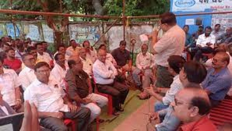 हड़ताल का आज तीसरा दिन अधिकारी व कर्मचारियों के प्रदर्शन से कार्यालय मे पसरा सन्नाटा: