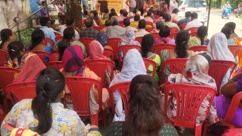 अधिकारी व कर्मचारियों द्वारा मंच में भजन व देशभक्ति  गीतों के माध्यम से आयोजित कार्यक्रम से हड़ताली साथियों ने मांगो का दिया संदेश: