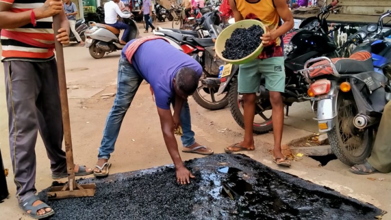 गणेश पर्व को देखते हुये शहर के गड्ढो में पेच वर्क जारी, विद्युत व सफाई व्यवस्था दुरूस्त करने आयुक्त ने दिये निर्देश