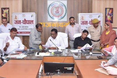 जन चौपाल कार्यक्रम में आवेदकों ने बताई अपनी समस्या