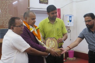 सेवानिवृत्त होने पर सहायक राजस्व निरीक्षक श्री रमाकांत शर्मा एवं भृत्य श्रीमती देविका बाई को निगम में दी गई बिदाई