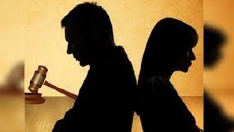 पत्नी से हुआ विवाद तो पति ने अपने 30 दोस्तों को बांट दिया उसका नंबर, मोबाइल पर आने लगे अश्लील मैसेज और Video, फिर…