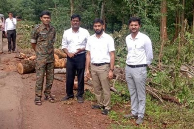 कलेक्टर मोहला-मानपुर-अंबागढ़ चौकी श्री एस जयवर्धन, पुलिस अधीक्षक श्री वाय अक्षय कुमार ने एनएच-930 शेरपार-कोहका मार्ग के किनारे वृक्षों की कटाई का किया संयुक्त निरीक्षण