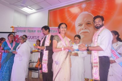 प्रजापिता ब्रह्माकुमारी ईश्वरीय विश्वविद्यालय द्वारा शिक्षा नगरी के शिक्षकों का  सम्मान कार्यक्रम आयोजित किया गया