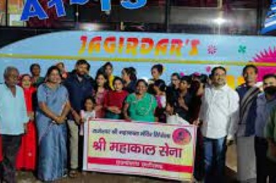 4 दिवसीय महाकाल यात्रा के लिये बस को महापौर ने हरी झंडी दिखकर किया रवाना
