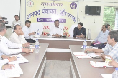 जनसामान्य को स्वास्थ्य सुविधाएं उपलब्ध कराने की दिशा में करें हरसंभव प्रयास - कलेक्टर