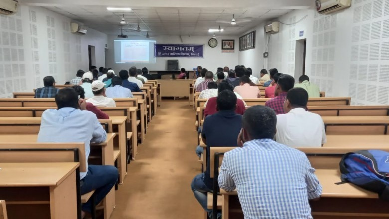 निगम आयुक्त लोकेश चंद्राकर ने सभागार में ली वास्तुविद की बैठक, प्रोजेक्टर के माध्यम से दी गई ट्रेनिंग