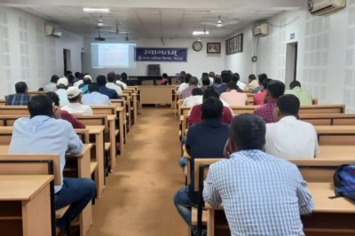 निगम आयुक्त लोकेश चंद्राकर ने सभागार में ली वास्तुविद की बैठक, प्रोजेक्टर के माध्यम से दी गई ट्रेनिंग