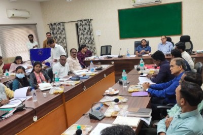 ग्राम पंचायत के महिला स्वसहायता समूह, युवा उद्यमी, स्वरोजगारकर्ता एवं स्थानीय लघु एवं कुटीर उद्योगों को बढ़ावा मिलने से ग्रामीण अर्थव्यवस्था होगी मजबूत