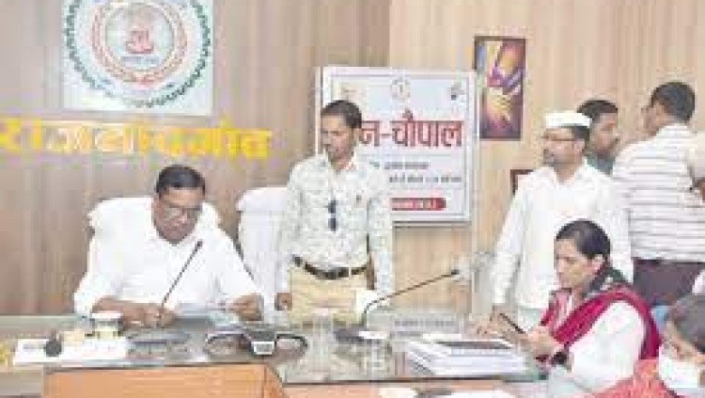 कलेक्टर ने जनचौपाल में तन्मयतापूर्वक जनसामान्य की समस्याओं को सुनकर समाधान के लिए अधिकारियों को दिए आवश्यक दिशा-निर्देश
