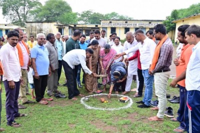 पुराना ढाबा में विकास कार्यो के लिये महापौर ने किया भूमिपूजन  खेल मैदान, तालाब सौदर्यीकरण व किचन शेड का होगा निर्माण