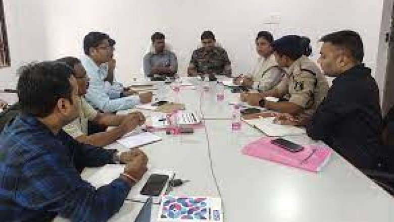 कलेक्टर मोहला-मानपुर-अंबागढ़ चौकी श्री एस जयवर्धन ने नवरात्रि, दशहरा एवं ईद के पर्व के मद्देनजर कानून व्यवस्था के संबंध में राजस्व एवं पुलिस अधिकारियों की ली बैठक