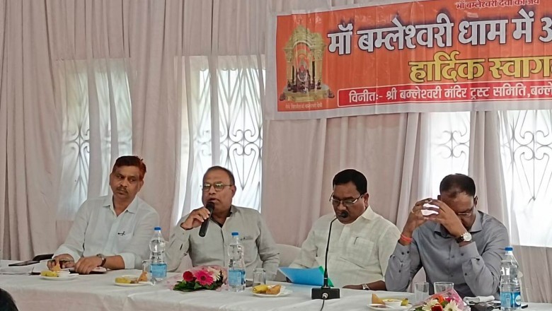 कलेक्टर ने नवरात्रि पर्व को ध्यान में रखते हुए डोंगरगढ़ में मां बम्लेश्वरी मंदिर एवं मेला के लिए की जा रही व्यवस्था का किया मुआयना
