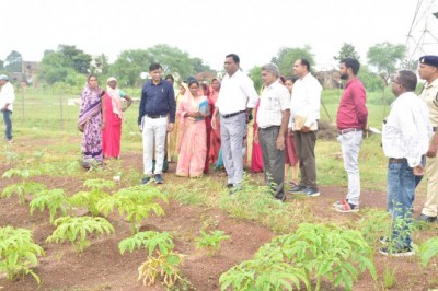 कलेक्टर ने राजनांदगांव विकासखंड के ग्राम चारभांठा, उप तहसील घुमका, शासकीय उच्चतर माध्यमिक शाला स्वामी आत्मानंद घुमका, ग्राम घुमका के गौठान का किया निरीक्षण