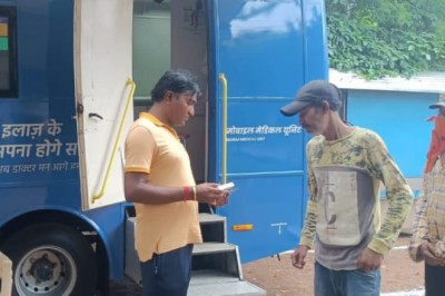 मोबाईल मेडिकल यूनिट में इलाज हेतु पहुंचने वाले लोगों को बेहतर सेवाएं दी जाए:महापौर