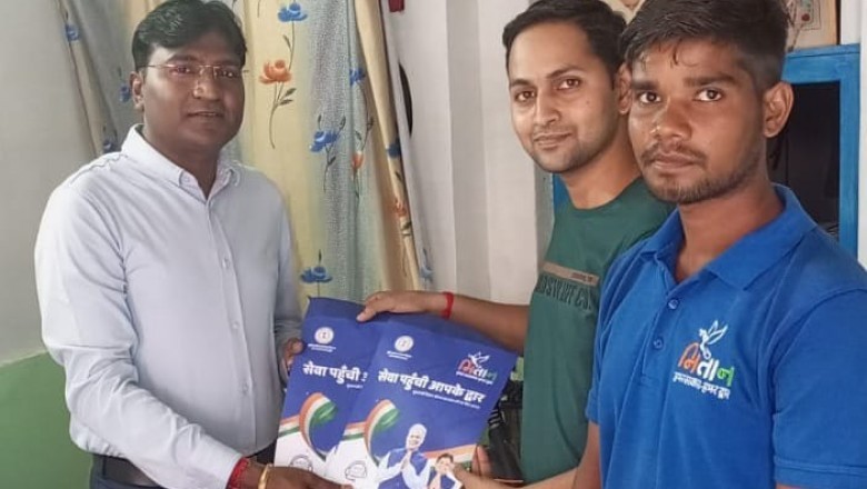 आयुक्त प्रकाश सर्वे मितान बनकर पहुँचे हितग्राहियो के निवास,अपने हाथों से दिए प्रमाण पत्र: