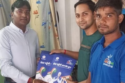 आयुक्त प्रकाश सर्वे मितान बनकर पहुँचे हितग्राहियो के निवास,अपने हाथों से दिए प्रमाण पत्र: