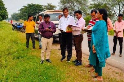 संभागायुक्त ने मुरमुंदा क्षेत्र का भ्रमण कर गिरदावरी का किया निरीक्षण