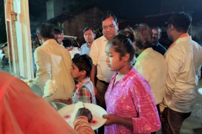 कलेक्टर लगातार हो रही बारिश को देखते हुए माँ बम्लेश्वरी के दर्शन करने आने वाले श्रद्धालुओं एवं पदयात्रियों की सुविधाओं का निरीक्षण करने मोतीपुर, सुकुलदैहान, बम्हनी पहुंचे