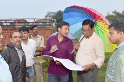 कलेक्टर ने किसानों के खेत में पहुंचकर गिरदावरी कार्य का किया सत्यापन