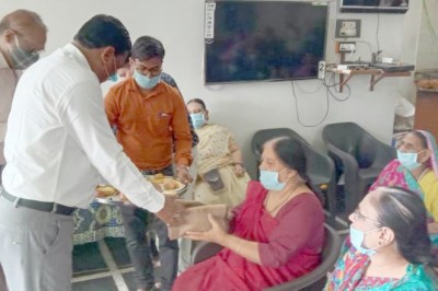 अंतर्राष्ट्रीय वृद्धजन दिवस के अवसर पर कलेक्टर पहुंचे वृद्धाश्रम