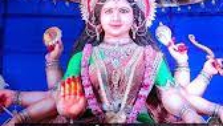 चांपा : जिले के नैला में स्वर्ण कमल पर विराजमान मां दुर्गा के दर्शनों के लिए श्रद्धालुओं की भीड़ उमडी: