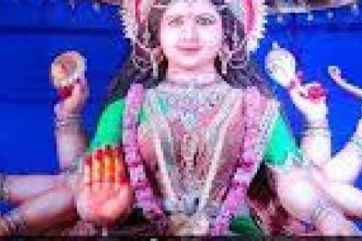 चांपा : जिले के नैला में स्वर्ण कमल पर विराजमान मां दुर्गा के दर्शनों के लिए श्रद्धालुओं की भीड़ उमडी: