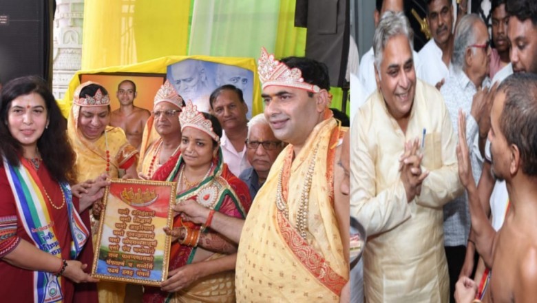 श्री सिद्ध चक्र महामंडल विधान कार्यक्रम में श्रीजी मुनि का आशीर्वाद लिया राज्यसभा सांसद सरोज पांडेय विधायक अरुण वोरा एवं जनप्रतिनीधियो ने