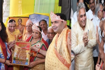 श्री सिद्ध चक्र महामंडल विधान कार्यक्रम में श्रीजी मुनि का आशीर्वाद लिया राज्यसभा सांसद सरोज पांडेय विधायक अरुण वोरा एवं जनप्रतिनीधियो ने