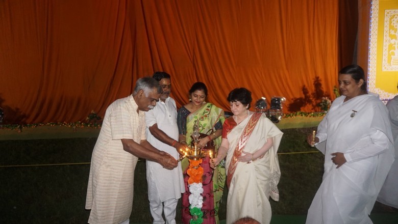 चैतन्य देवियों की झांकी देखने बड़ी संख्या में चिकित्सा जगत से जुड़े डॉक्टर्स सहपरिवार पहुंचे...  चैतन्य देवियों की झांकी का कल अंतिम दिन .....