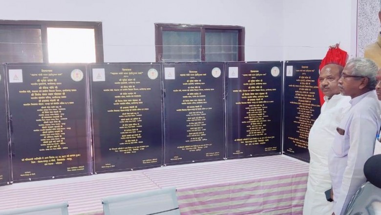 कलेक्टर ने राष्ट्रपिता महात्मा गांधी एवं पूर्व प्रधानमंत्री शास्त्री के चित्र पर माल्यार्पण कर किया नमन