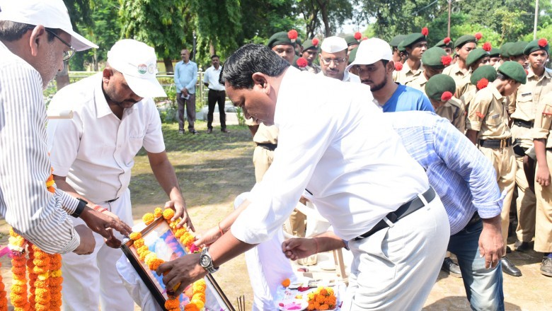 कलेक्टर ने राष्ट्रपिता महात्मा गांधी की प्रतिमा एवं पूर्व प्रधानमंत्री शास्त्री के चित्र पर माल्यार्पण कर किया नमन
