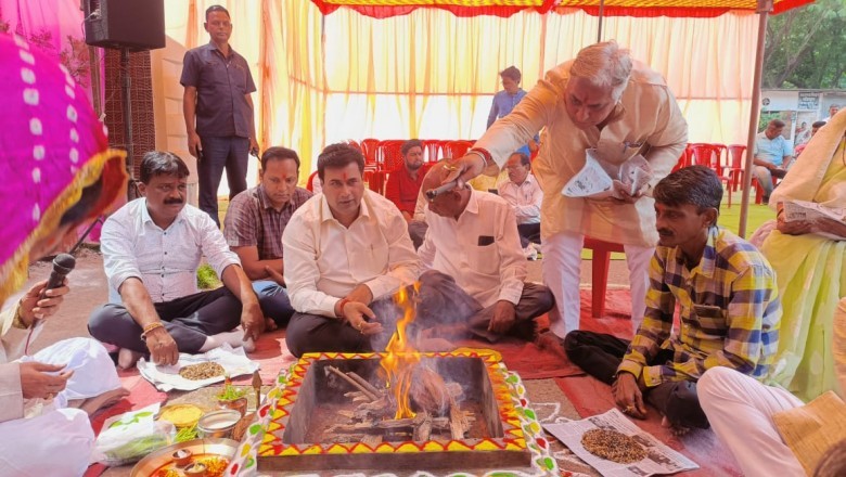 महाअष्टमी पर हवन कर परंपरागत रूप से कन्याओं के चरण धोए और आरती उतारी :