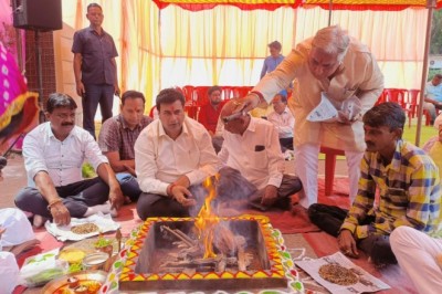 महाअष्टमी पर हवन कर परंपरागत रूप से कन्याओं के चरण धोए और आरती उतारी :