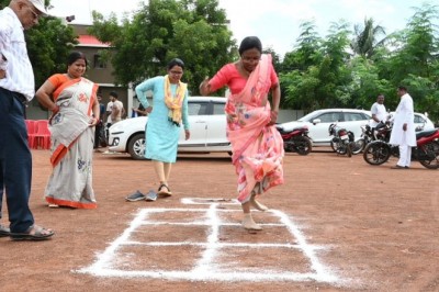 भिलाई में छत्तीसगढ़िया ओलंपिक में दमखम दिखा रहे हैं लोग, भंवरा, बांटी, लंबी कूद से लेकर अन्य खेलों में ले रहे हैं भाग, खेल मैदानों में दिख रहा है उत्साह का मंजर