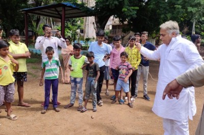 छत्तीसगढ़िया ओलंपिक पहुंचा हर मोहल्ले एवं गलियों तक  बच्चों के साथ वोरा ने भी कंचे-बांटी खेल में आजमाए हाथ