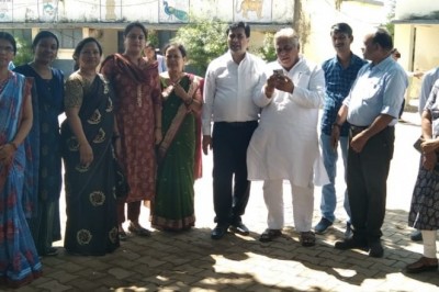 खेल मैदान पहुँचे विधायक एवं महापौर, स्कूली बच्चों के साथ चलाया भंवरा: